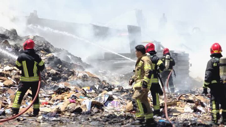 آتش‌سوزی گسترده انبار کارتن در شیراز مهار شد