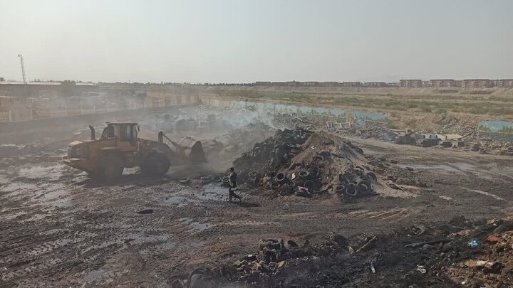 مهار آتش‌سوزی ضایعات لاستیک در میدان آذربایجان تبریز + فیلم