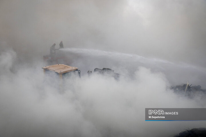 آتش‌سوزی در انبار ضایعات لاستیک در تبریز