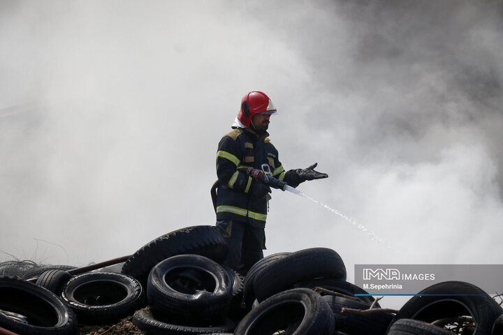 آتش‌سوزی در انبار ضایعات لاستیک در تبریز