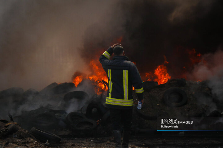 آخرین جزییات از آتش‌سوزی در کارخانه قیر گرمسار + فیلم