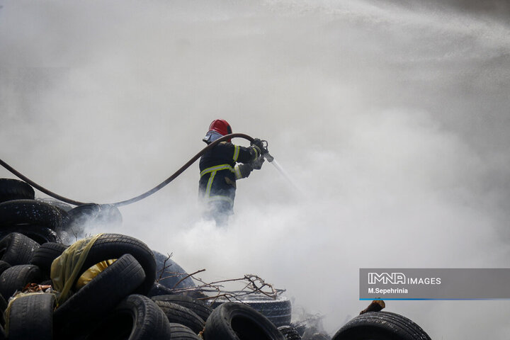 آتش‌سوزی در انبار ضایعات لاستیک در تبریز
