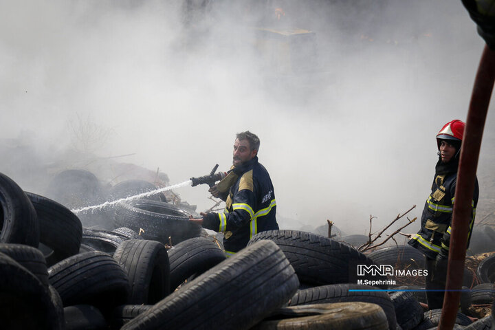 آتش‌سوزی در انبار ضایعات لاستیک در تبریز