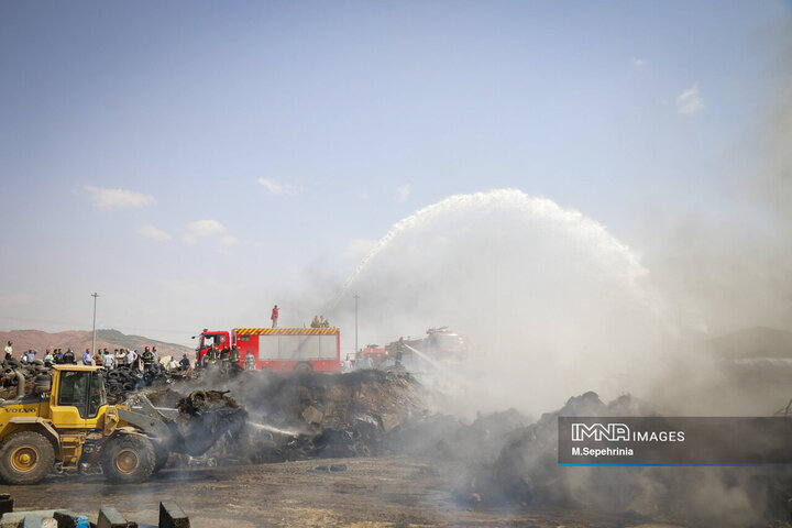 آتش‌سوزی در انبار ضایعات لاستیک در تبریز