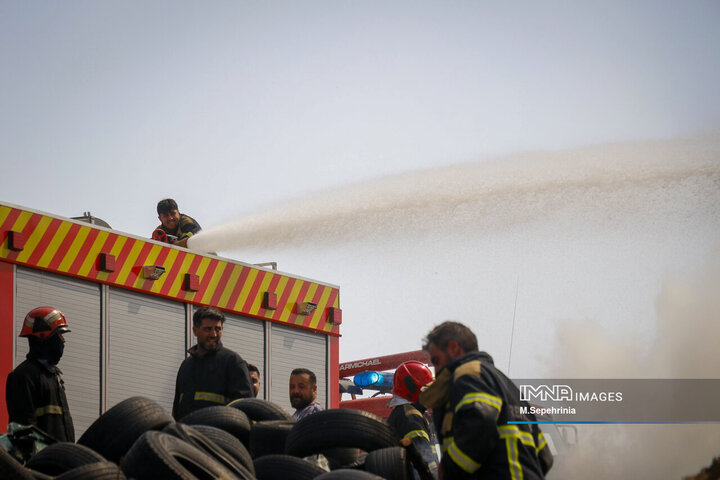 آتش‌سوزی در انبار ضایعات لاستیک در تبریز