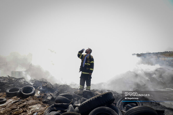 آتش‌سوزی در انبار ضایعات لاستیک در تبریز