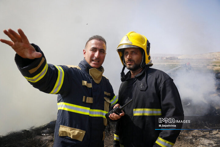 آتش‌سوزی در انبار ضایعات لاستیک در تبریز