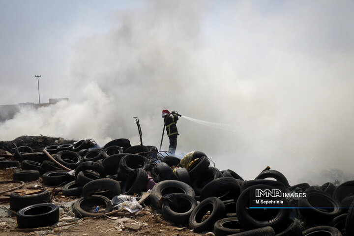 آتش‌سوزی در انبار ضایعات لاستیک در تبریز