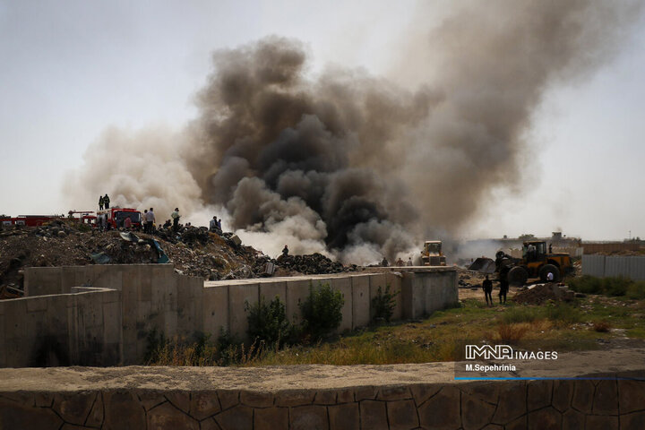 آتش‌سوزی در انبار ضایعات لاستیک در تبریز