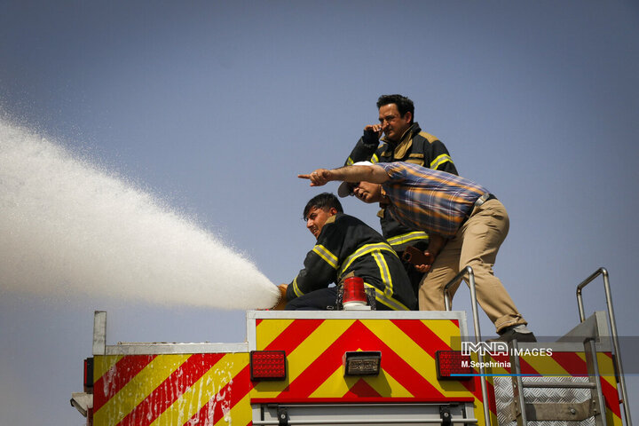 آتش‌سوزی در انبار ضایعات لاستیک در تبریز