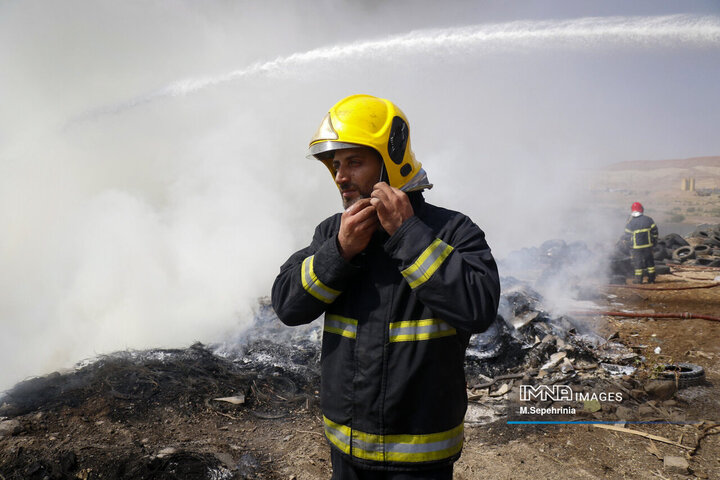 آتش‌سوزی در انبار ضایعات لاستیک در تبریز