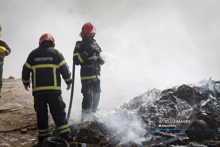 آتش‌سوزی در انبار ضایعات لاستیک در تبریز