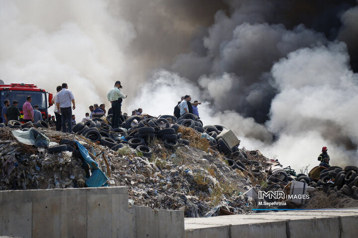 آتش‌سوزی در انبار ضایعات لاستیک در تبریز