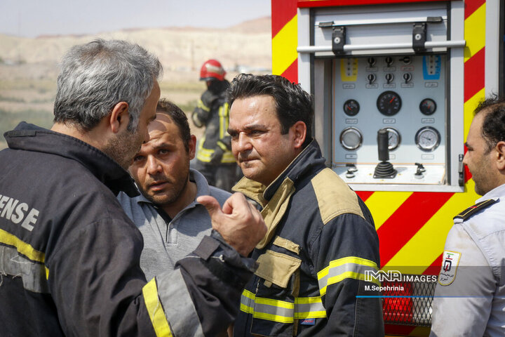 آتش‌سوزی در انبار ضایعات لاستیک در تبریز