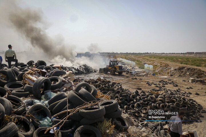 آتش‌سوزی در انبار ضایعات لاستیک در تبریز