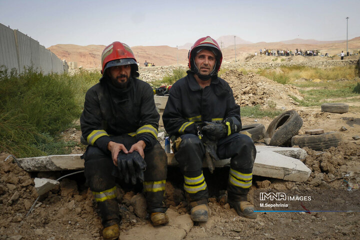 آتش‌سوزی در انبار ضایعات لاستیک در تبریز