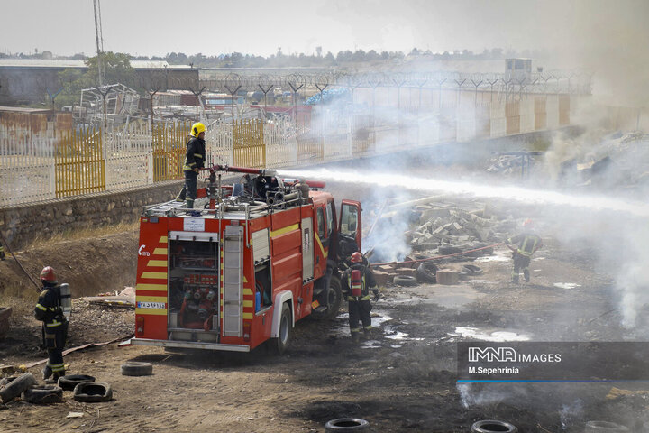 آتش‌سوزی در انبار ضایعات لاستیک در تبریز
