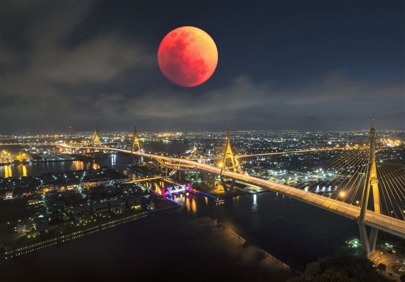 خسوف عجیب آسمان + ماه خونین ( عکس)