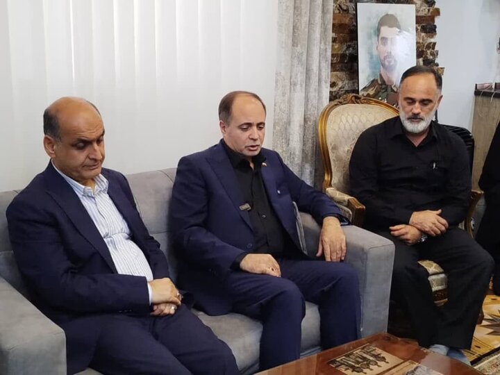 دیدار وزیر جهاد کشاورزی و استاندار گیلان با خانواده شهید جنگ ۱۲روزه در بندر انزلی