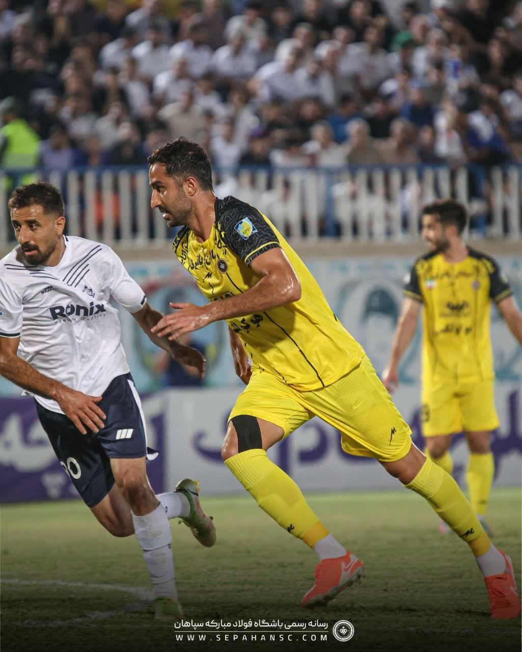 رفیعی و احمدزاده مورد غضب هواداران پرسپولیس/ شروع دوباره اسلامی و استقلال در لیگ ۲۵