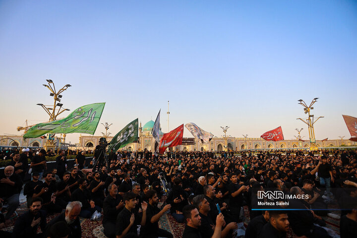 آیین چهارپایه‌خوانی شهادت امام رضا (ع) در حرم رضوی برگزار شد + فیلم