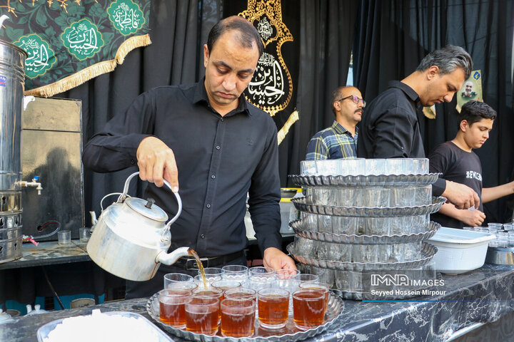 فیلم| بین‌الحَرَمین رضوی؛ مشتاقانه در خدمت زائران امام هشتم