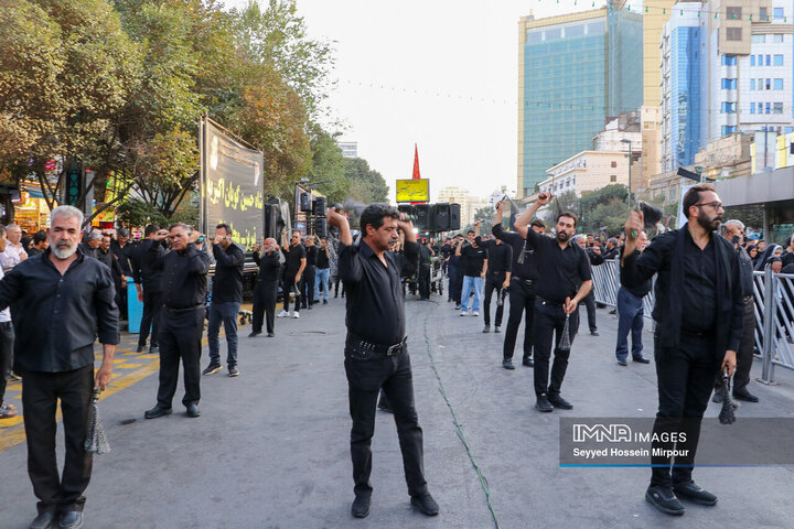 حضور خیل عظیم عزاداران در خیابان های منتهی به حرم مطهر رضوی + فیلم