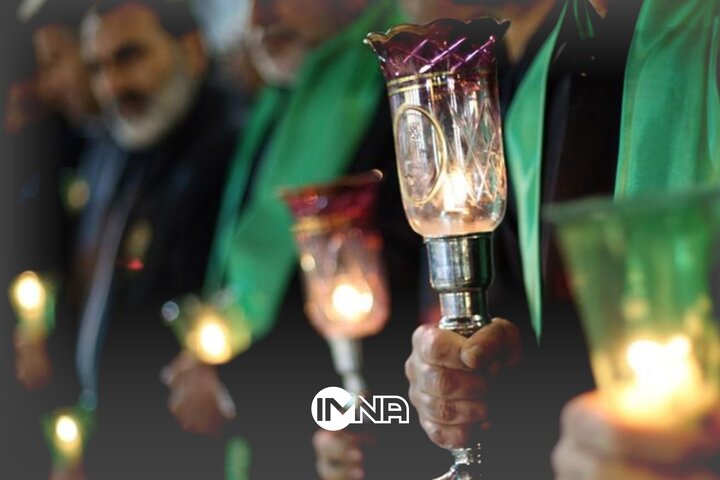 آیین شمع‌گردانی در مراسم خطبه‌خوانی حرم امام رضا (ع)