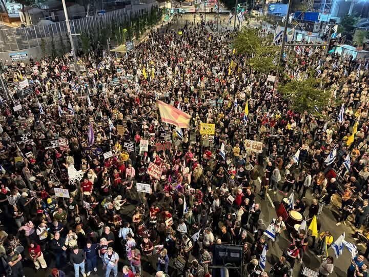 تظاهرات گسترده هزاران شهرک‌نشین صهیونیست مقابل وزارت جنگ در تل‌آویو