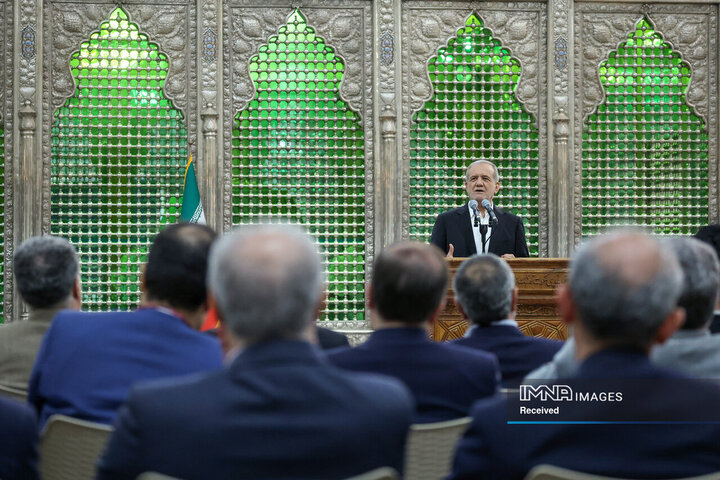 تجدید میثاق رئیس جمهور و اعضای هیئت دولت چهاردهم با آرمان‌های امام راحل