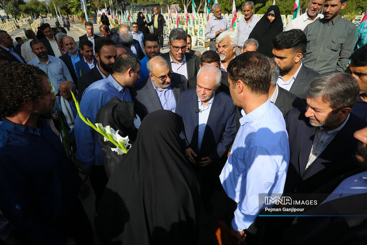 تجدید میثاق رئیس بنیاد شهید با شهدای اصفهان