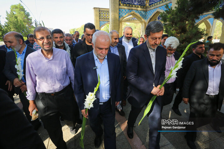 تجدید میثاق رئیس بنیاد شهید با شهدای اصفهان