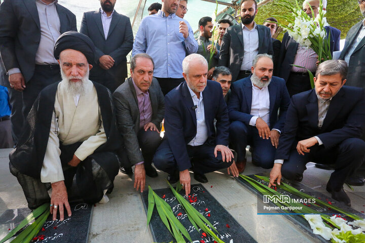 تجدید میثاق رئیس بنیاد شهید با شهدای اصفهان