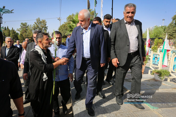 تجدید میثاق رئیس بنیاد شهید با شهدای اصفهان