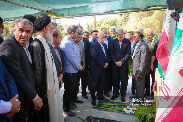 تجدید میثاق رئیس بنیاد شهید با شهدای اصفهان