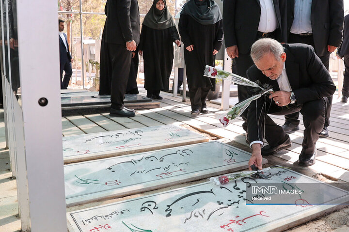 تجدید میثاق رئیس جمهور و اعضای هیئت دولت چهاردهم با آرمان‌های امام خمینی(ره)