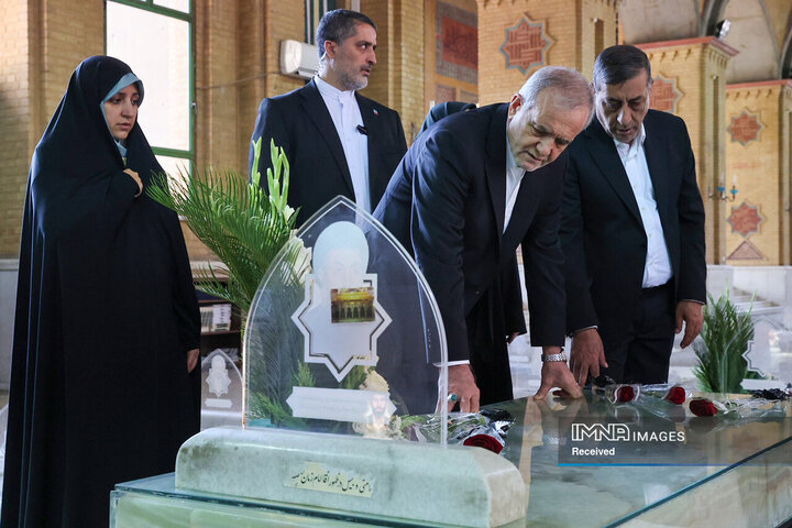 تجدید میثاق رئیس جمهور و اعضای هیئت دولت چهاردهم با آرمان‌های امام خمینی(ره)