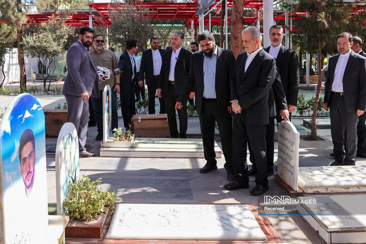 تجدید میثاق رئیس جمهور و اعضای هیئت دولت چهاردهم با آرمان‌های امام خمینی(ره)