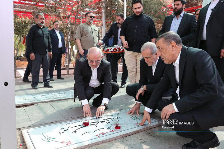 تجدید میثاق رئیس جمهور و اعضای هیئت دولت چهاردهم با آرمان‌های امام خمینی(ره)