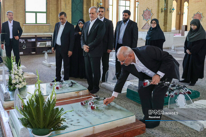 تجدید میثاق رئیس جمهور و اعضای هیئت دولت چهاردهم با آرمان‌های امام خمینی(ره)