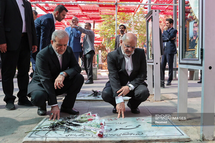 تجدید میثاق رئیس جمهور و اعضای هیئت دولت چهاردهم با آرمان‌های امام خمینی(ره)