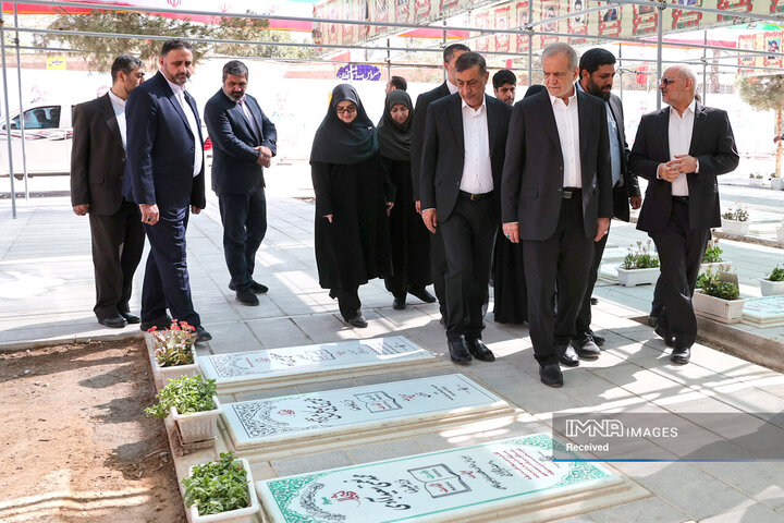 تجدید میثاق رئیس جمهور و اعضای هیئت دولت چهاردهم با آرمان‌های امام خمینی(ره)