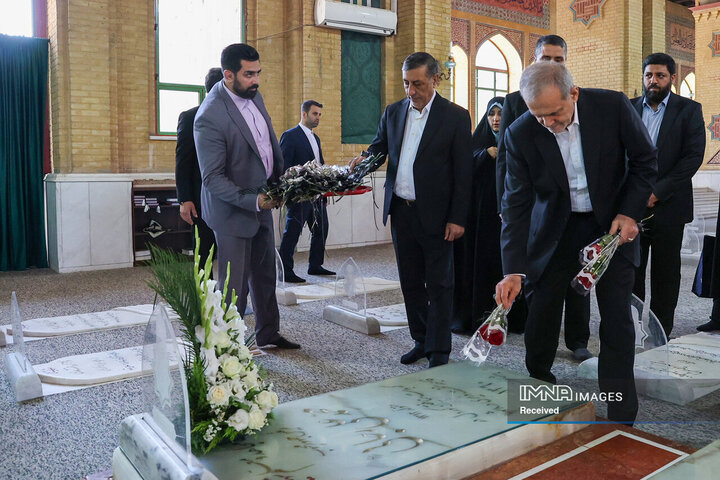 تجدید میثاق رئیس جمهور و اعضای هیئت دولت چهاردهم با آرمان‌های امام خمینی(ره)