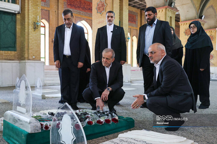 تجدید میثاق رئیس جمهور و اعضای هیئت دولت چهاردهم با آرمان‌های امام خمینی(ره)