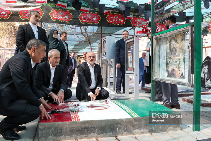 تجدید میثاق رئیس جمهور و اعضای هیئت دولت چهاردهم با آرمان‌های امام خمینی(ره)