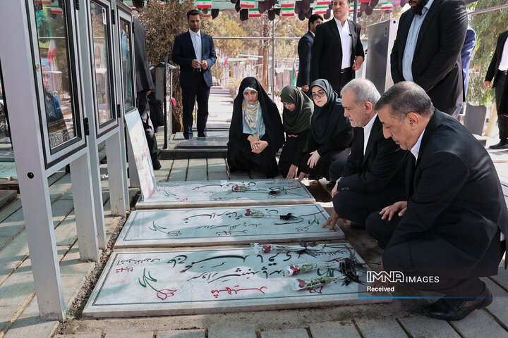 تجدید میثاق رئیس جمهور و اعضای هیئت دولت چهاردهم با آرمان‌های امام خمینی(ره)