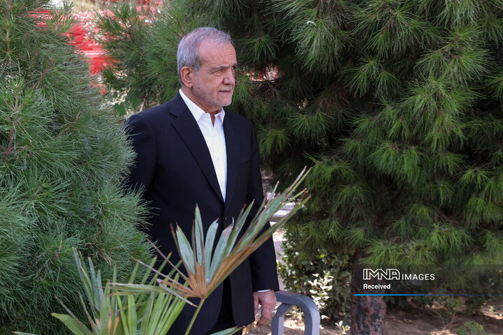 تجدید میثاق رئیس جمهور و اعضای هیئت دولت چهاردهم با آرمان‌های امام خمینی(ره)