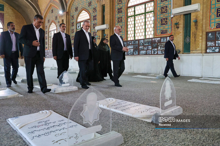 تجدید میثاق رئیس جمهور و اعضای هیئت دولت چهاردهم با آرمان‌های امام خمینی(ره)