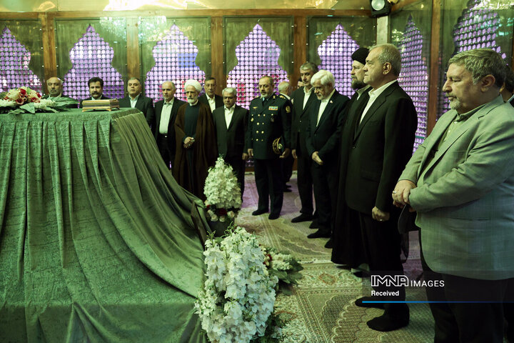 تجدید میثاق رئیس جمهور و اعضای هیئت دولت چهاردهم با آرمان‌های امام خمینی(ره)