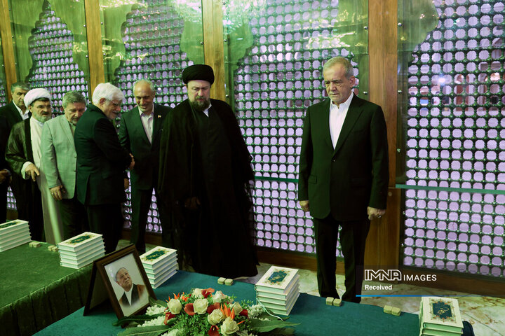 تجدید میثاق رئیس جمهور و اعضای هیئت دولت چهاردهم با آرمان‌های امام خمینی(ره)